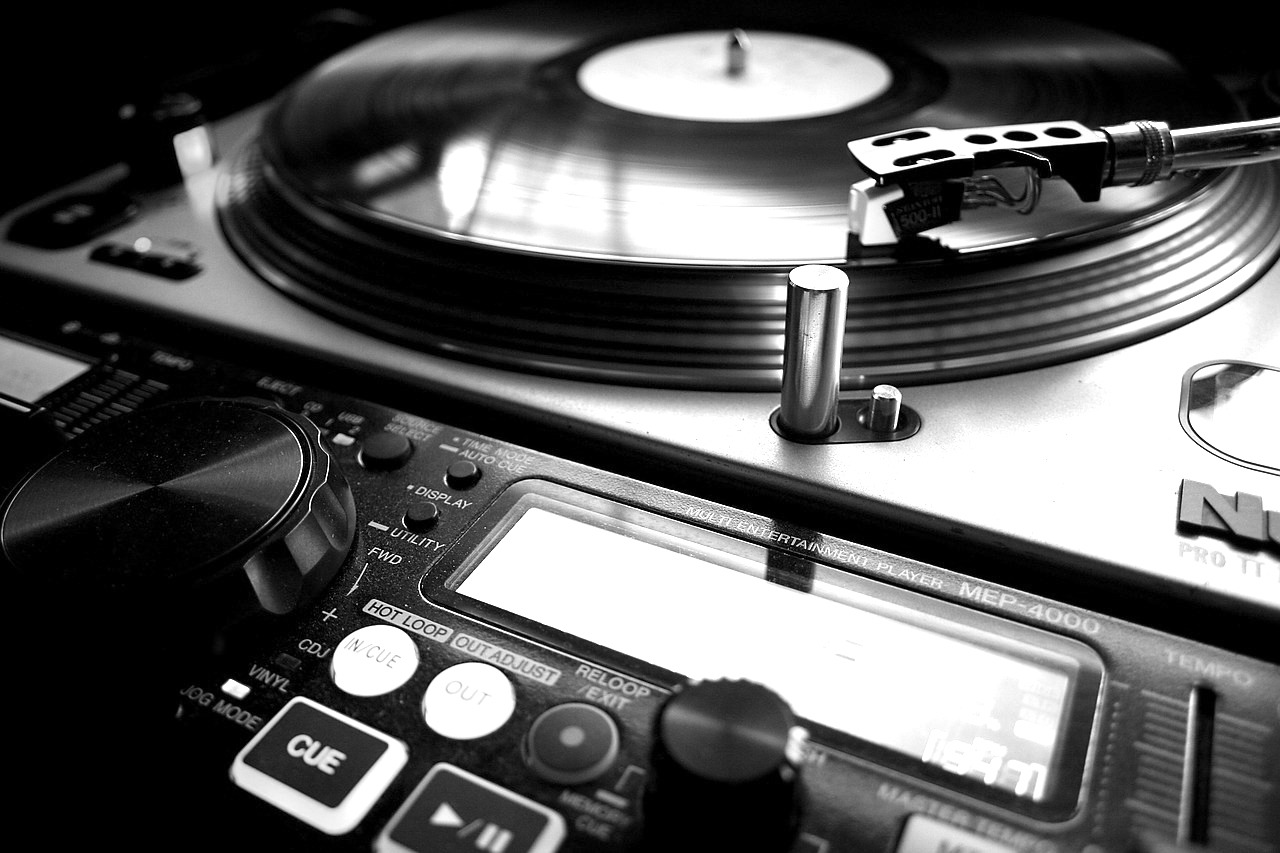 vinyl record on deck with buttons to stop, start and change playback speed